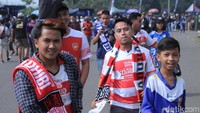 Pantauan detikSport, keramaian terlihat di luar Stadion Si Jalak Harupat.
