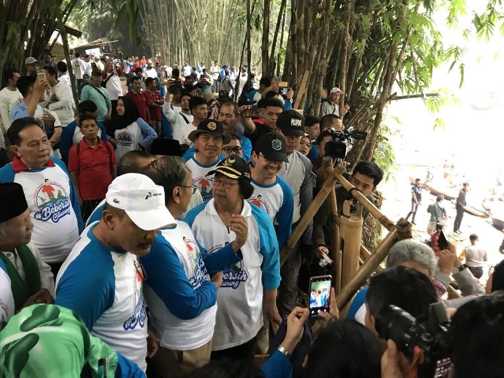 Bareng Wagub Jabar, Menteri LHK Bersih-bersih Kali Ciliwung Bareng Wagub Jabar, Menteri LHK Bersih-bersih Kali Ciliwung