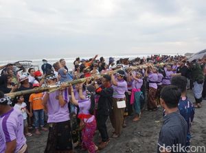 Yang Unik di Festival Yeh Gangga: Kuliner Ikan di Bambu 50 Meter!