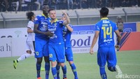 Persib baru dapat membobol gawang Madura United lewat penalti di menit ke-79. Ezechiel dijatuhkan oleh Asep Berlian saat berupaya menerobos area penalti Madura United. 