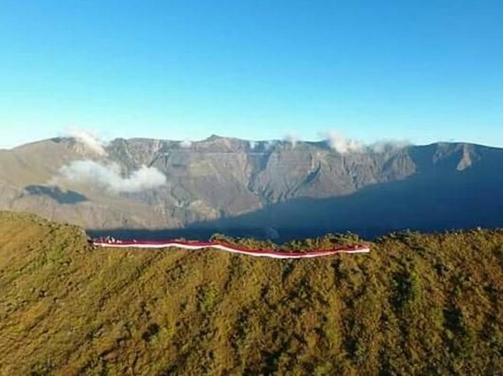 Kisah Pendaki Pertama yang Taklukkan Puncak Gunung Tambora Kisah Pendaki Pertama yang Taklukkan Puncak Gunung Tambora