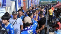 Ratusan pendukung Persib mengantre di pintu masuk untuk masuk ke dalam stadion.