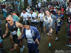 HP Terjatuh dan Dikembalikan Warga Banyuwangi, Turis Serbia Ini Terharu
