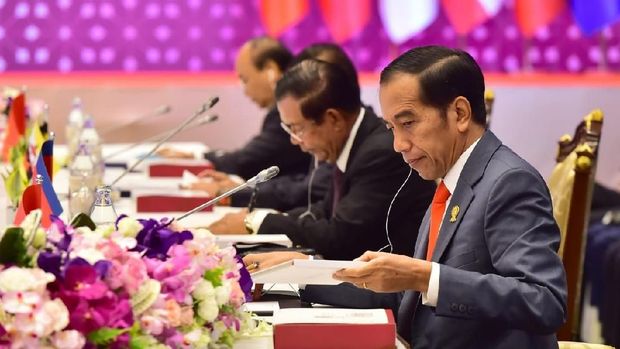 Presiden RI Joko Widodo di KTT ASEAN ke-34 di Bangkok, Thailand. Foto: istimewa/CNBC Indonesia Presiden RI Joko Widodo di KTT ASEAN ke-34 di Bangkok, Thailand. Foto: istimewa/CNBC Indonesia