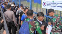 Personel gabungan TNI-Polri ikut mengamankan laga. 
