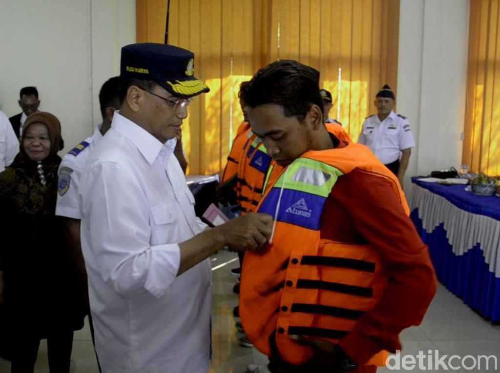 Ratusan Nelayan di Pantura Terima Pas Kecil dari Menhub Ratusan Nelayan di Pantura Terima Pas Kecil dari Menhub