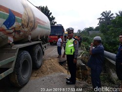 Jalan Ambles di Kampar Riau Sudah Ditimbun Tanah, Lalin Lancar