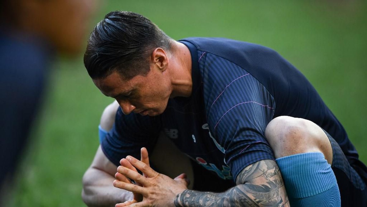 Fernando Torres akan menghadapi David Villa dan Andres Iniesta di laga terakhir dalam kariernya (Anthony WALLACE / AFP)