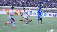 Penjaga gawang Madura United, M Ridho, gagal mengantisipasi tembakan Ezechiel. Persib pun unggul 1-0 atas Madura United. 