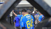 Antrean para pendukung Persib tampak mengular.