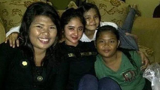 Dewi Perssik dan keponakannya/