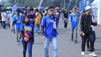 Saat ini mereka masih terus berdatangan menuju stadion.