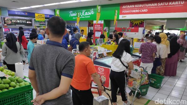 Warga Berburu Diskon Hingga 50% di Giant Jelang Tutup Toko