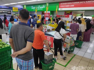 Warga Berburu Diskon Hingga 50% di Giant Jelang Tutup Toko