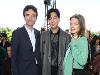 Lee Min Ho Eksis di Paris Fashion Week, Foto Bareng Model Terkenal