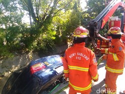 Lalai Saat Panaskan Mesin, Mobil Warga Ini Nyemplung ke Sungai