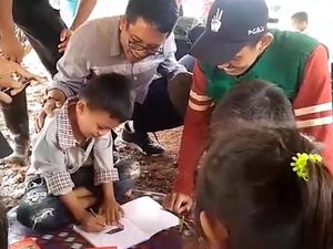 Seru! Bocah Korban Banjir Dapat Trauma Healing dari Relawan FTI UMI Seru! Bocah Korban Banjir Dapat Trauma Healing dari Relawan FTI UMI