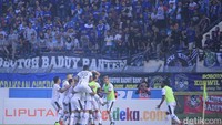 Gawang I Made Wirawan dibobol Zulfiandi lewat aksi individu pada menit ke-89. Sepakannya dari jarak dekat membuat Made Wirawan terpaku bola masuk ke jalanya.