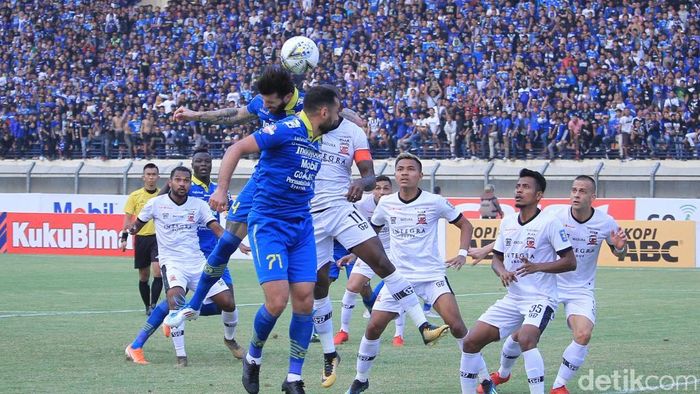 Persib Bandung hanya imbang melawan Madura United karena sia-siakan peluang. (Foto: Wisma Putra) Persib Bandung hanya imbang melawan Madura United karena sia-siakan peluang. (Foto: Wisma Putra)