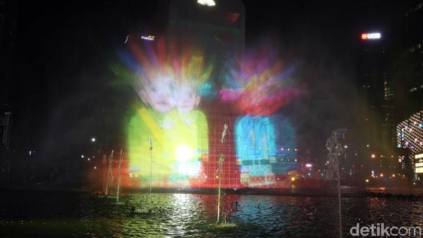 Terpesona Warna-warni Air Mancur di Perayaan HUT DKI Jakarta