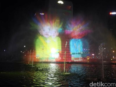 Terpesona Warna-warni Air Mancur di Perayaan HUT DKI Jakarta