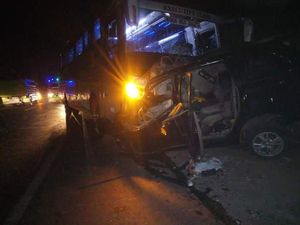 Korban Tewas Kecelakaan Bus dan Mobil di Semarang Tambah Jadi 7 Orang Korban Tewas Kecelakaan Bus dan Mobil di Semarang Tambah Jadi 7 Orang