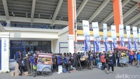 Suasana di luar stadion masih dipenuhi para pendukung Persib.