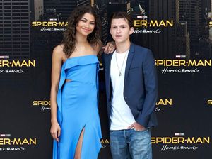 Tom Holland dan Zendaya Kondangan, Terlihat Serasi Saling Sandar Kepala Tom Holland dan Zendaya Kondangan, Terlihat Serasi Saling Sandar Kepala