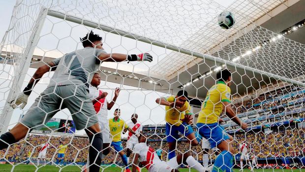 Momen gol pembuka Brasil di laga melawan Peru.