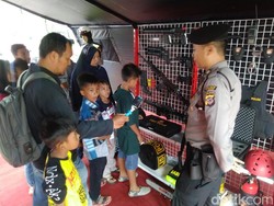 Warga Ciamis Antusias Jajal Alutsista Polri