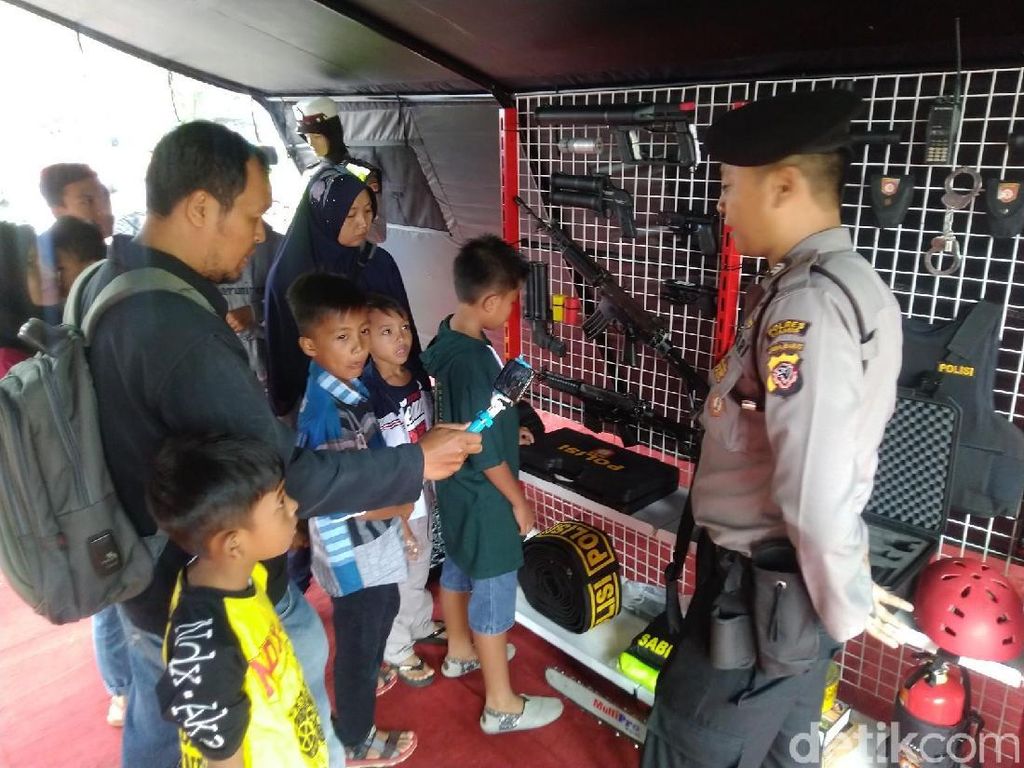 Warga Ciamis Antusias Jajal Alutsista Polri Warga Ciamis Antusias Jajal Alutsista Polri