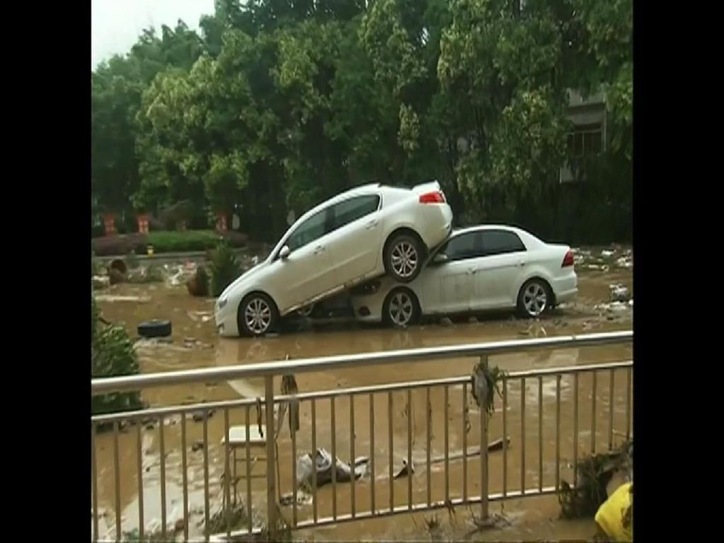 Banjir di China: 4 Orang Hilang, Mobil-mobil Berantakan Banjir di China: 4 Orang Hilang, Mobil-mobil Berantakan