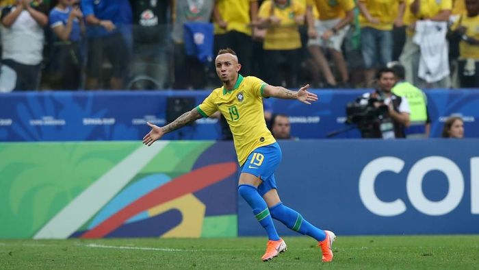 Everton Soares menjadi incaran Arsenal. (Foto: Alexandre Schneider/Getty Images)