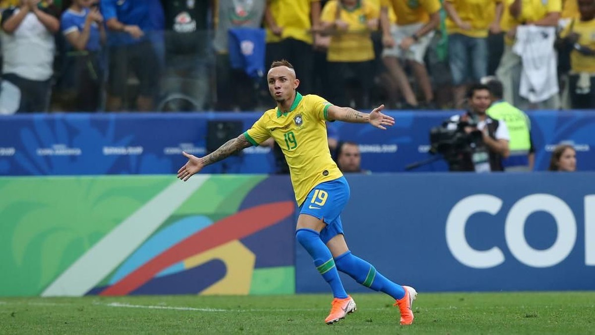 Everton Soares menjadi incaran Arsenal. (Foto: Alexandre Schneider/Getty Images)