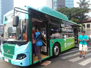 TransJakarta Kenalkan Bus Listrik ke Pengunjung CFD