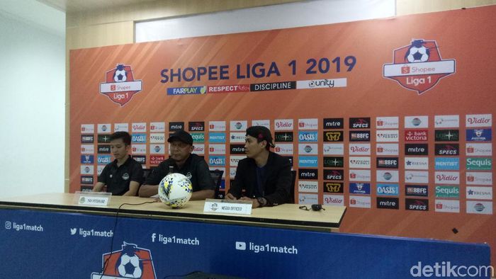 Rahmad Darmawan, pelatih Tira Persikabo mengapresiasi anak asuhnya usai kemenangan atas Persipura Jayapura (Amalia Dwi Septi/detikSport) Rahmad Darmawan, pelatih Tira Persikabo mengapresiasi anak asuhnya usai kemenangan atas Persipura Jayapura (Amalia Dwi Septi/detikSport)