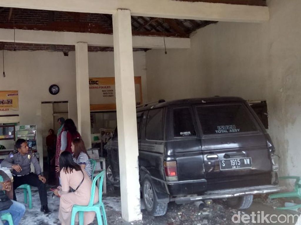 Dua Mobil Tabrakan Lalu Masuk Warung Makan di Jombang