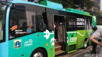 Saat Warga Kepincut Bus Listrik TransJakarta di CFD