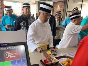Momen Raja Malaysia Mengantre di Restoran Cepat Saji