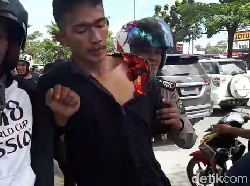 2 Pria Diduga Jambret Babak Belur Dihajar Massa di Pekanbaru