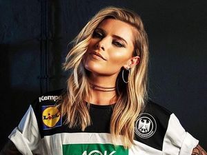 Pesona Model Seksi Pacar Kiper Jerman Karius yang Jadi Korban Vandalisme