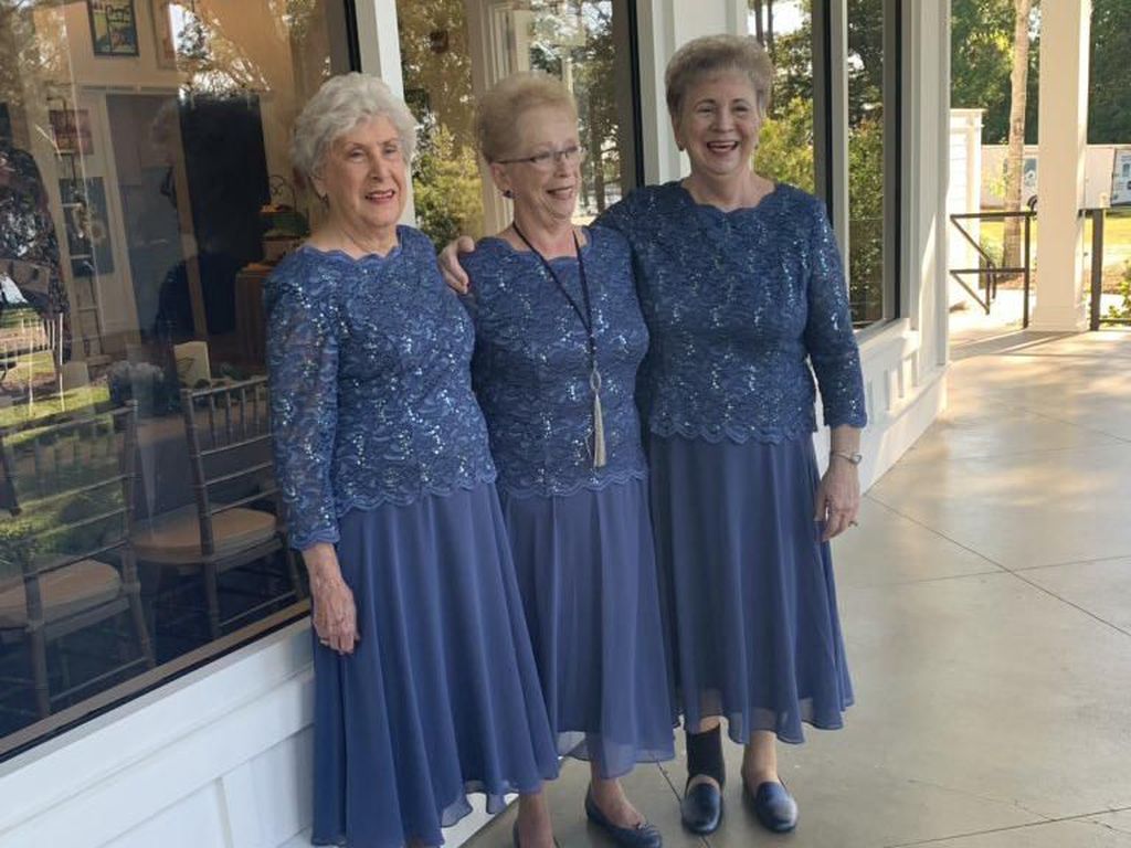 Menggemaskan, Saat Tiga Nenek Tak Sengaja Pakai Gaun Sama di Pernikahan