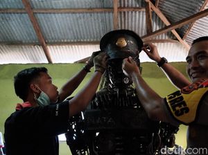 Siswa di Karawang Buat Robot Polisi Gendong Anak dari Barang Bekas