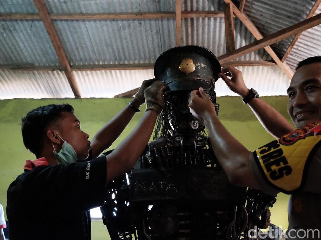Siswa di Karawang Buat Robot Polisi Gendong Anak dari Barang Bekas Siswa di Karawang Buat Robot Polisi Gendong Anak dari Barang Bekas