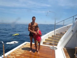 Ronaldo memboyong anaknya, Cristiano Ronaldo Junior, berlibur. Kawasan itu cukup indah dengan hamparan laut yang biru dengan kombinasi hangatnya sinar matahari (Foto: Instagram @cristiano)