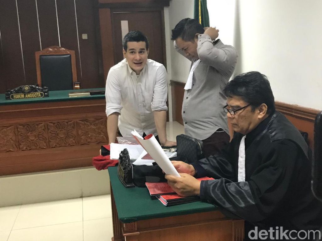 Didakwa Pengedar Narkoba, Steve Emmanuel Minta Nama Baiknya Dipulihkan Didakwa Pengedar Narkoba, Steve Emmanuel Minta Nama Baiknya Dipulihkan