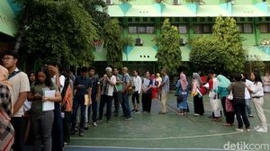 Ortu Murid Ramai-ramai Datangi Sekolah Daftar PPDB Jalur Zonasi