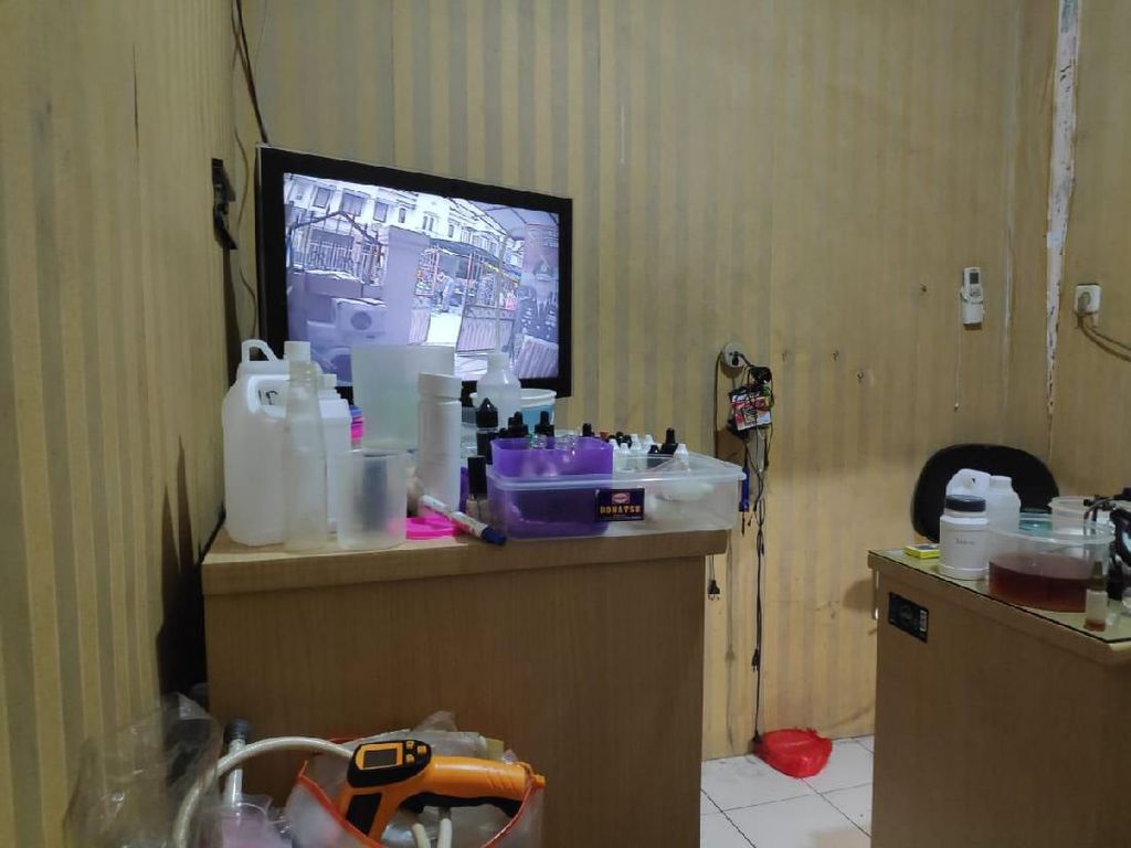 Home Industry Sabu di Jakarta Barat Dilengkapi CCTV Home Industry Sabu di Jakarta Barat Dilengkapi CCTV