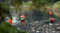 Aksi Pasukan Oranye Bersihkan Sampah di Kali Mati