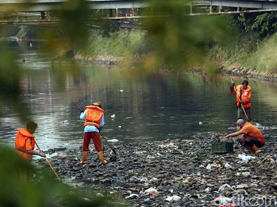 Aksi Pasukan Oranye Bersihkan Sampah di Kali Mati